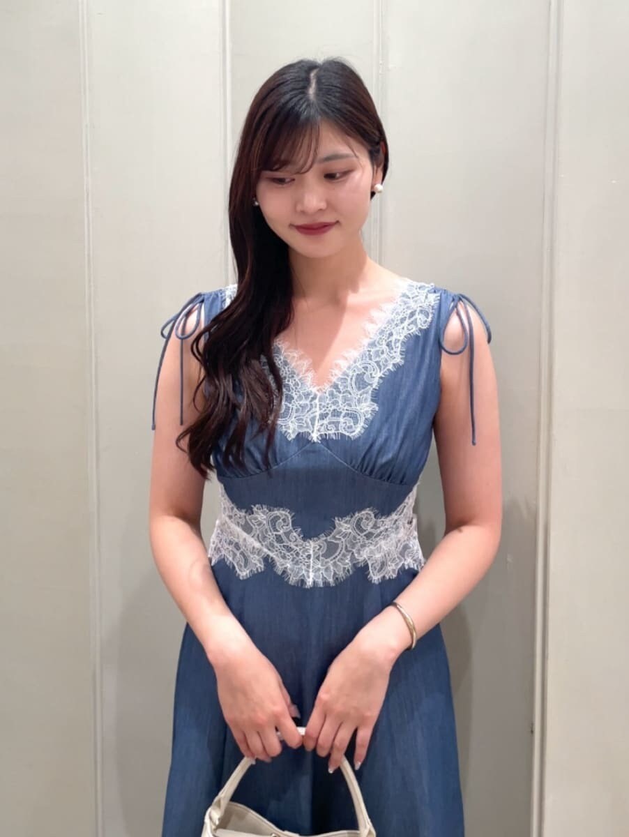 その他のサンダル、ブルー系のワンピース、ベージュ系のハンドバッグを着用したレディースの夏コーディネートの8枚目の写真