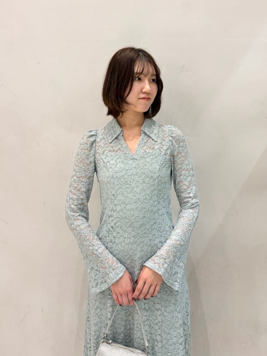 グリーン系のワンピースを着用したレディースの冬コーディネートの6枚目の写真