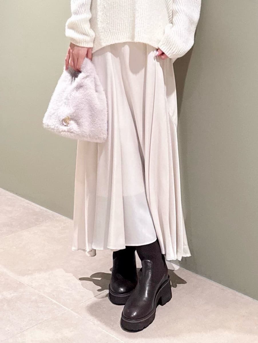 ホワイト系のワンピース、ホワイト系のハンドバッグ、その他のイヤリングを着用したレディースの冬コーディネートの5枚目の写真