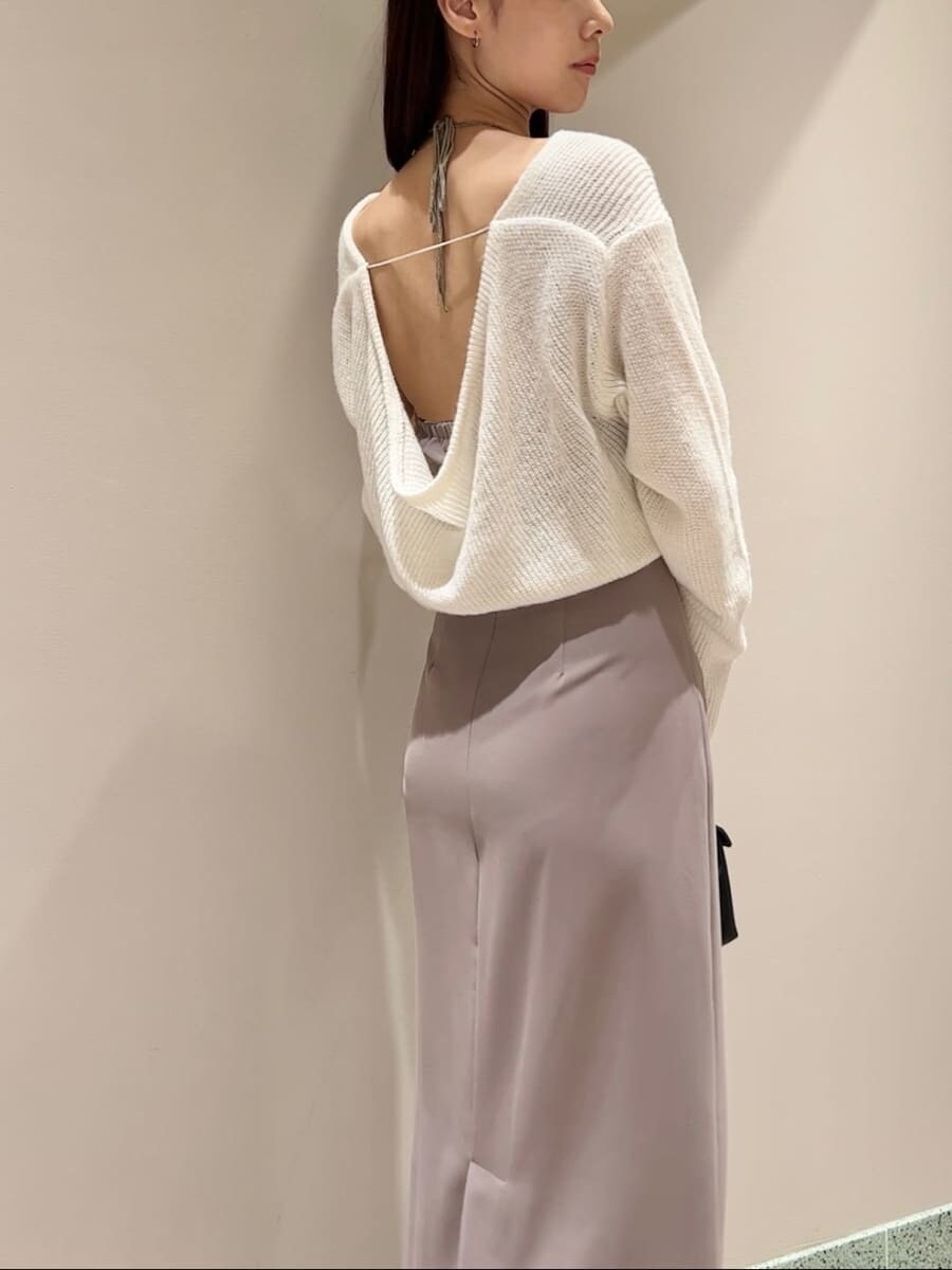 ホワイト系のワンピース、ブラック系のショルダーバッグ、ブラック系のブーツを着用したレディースの秋コーディネートの5枚目の写真