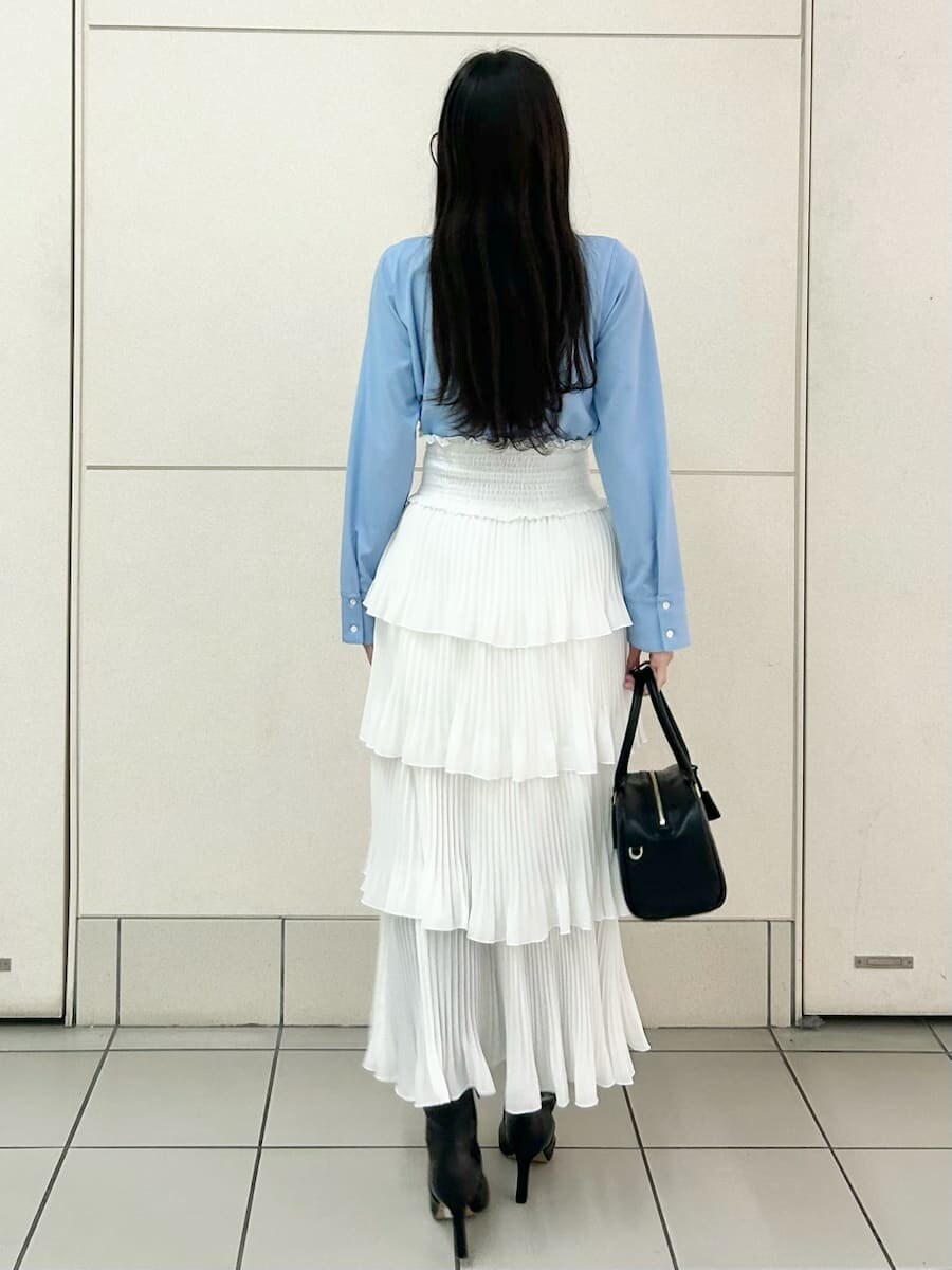 ブラック系のブーツ、ブルー系のシャツ/ブラウス、ホワイト系のスカートを着用したレディースの冬コーディネートの4枚目の写真
