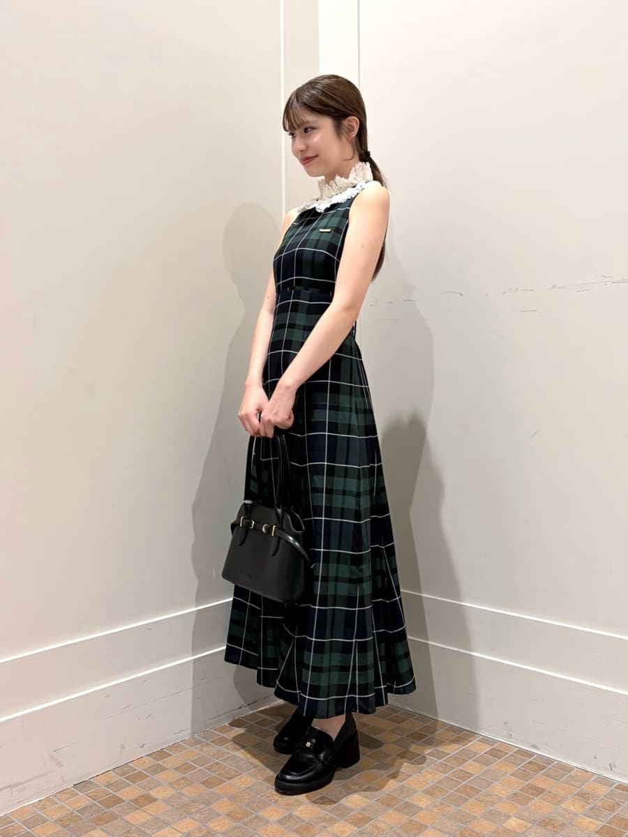 ブルー系のワンピース、ブラック系のローファー、ブラック系のボストンバッグを着用したレディースの夏コーディネートの2枚目の写真