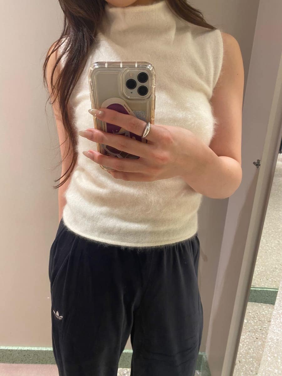ホワイト系のTシャツ/カットソー、ブラック系のブーツ、その他のショルダーバッグを着用したレディースの秋コーディネートの5枚目の写真