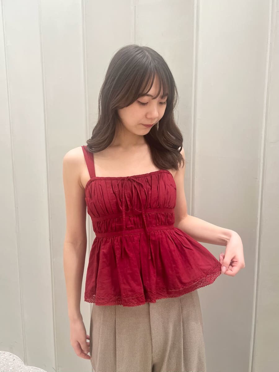 レッド系のシャツ/ブラウス、その他のその他パンツ、ホワイト系のサンダルを着用したレディースの夏コーディネートの4枚目の写真