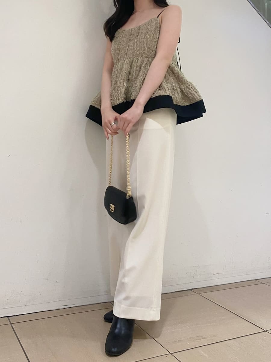 ホワイト系のテーラードジャケット、ホワイト系のスラックス、ベージュ系のその他トップスを着用したレディースの冬コーディネートの4枚目の写真