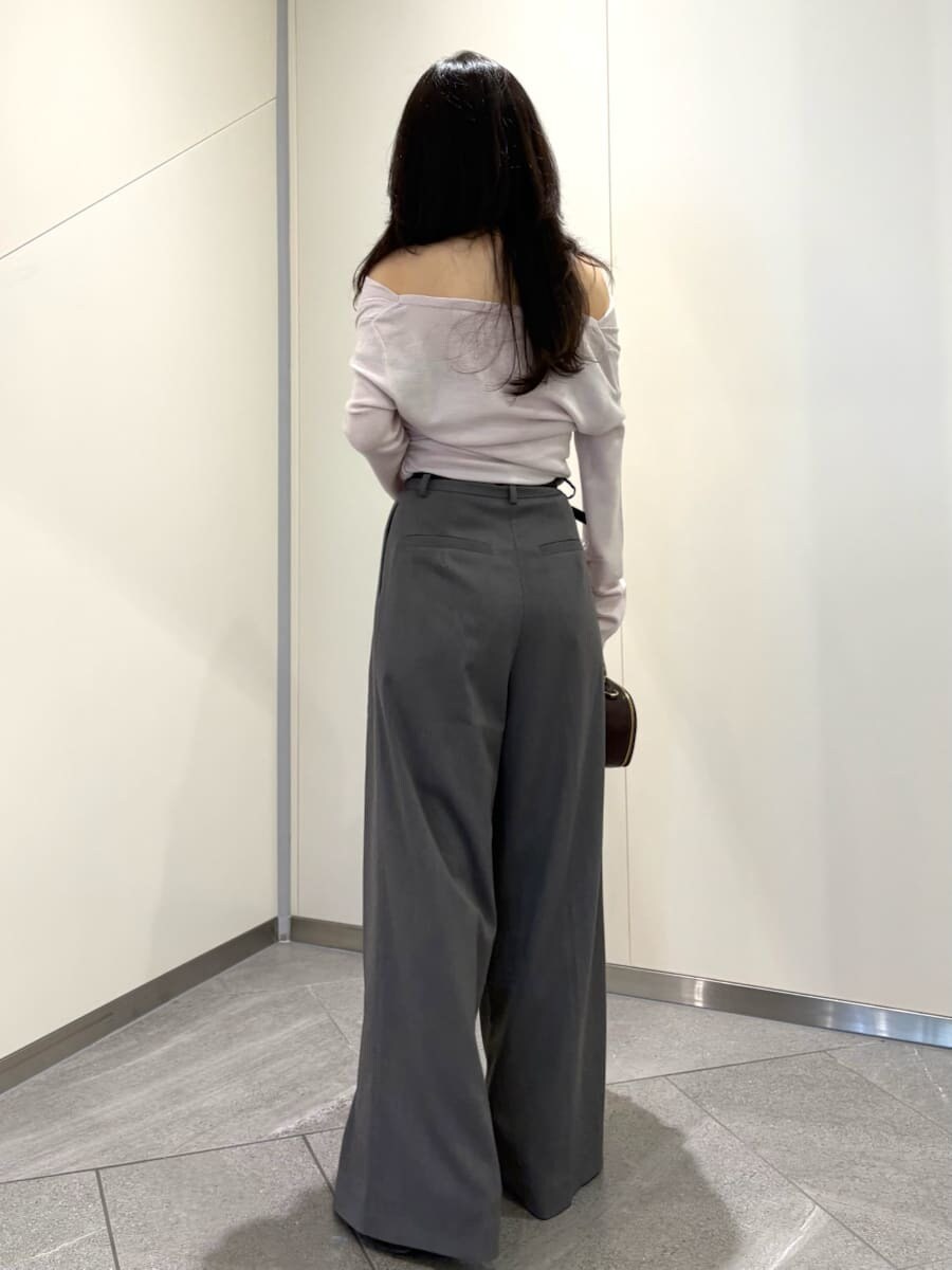 グレー系のその他パンツ、ピンク系のニット/セーター、ブラウン系のパンプスを着用したレディースの秋コーディネートの3枚目の写真