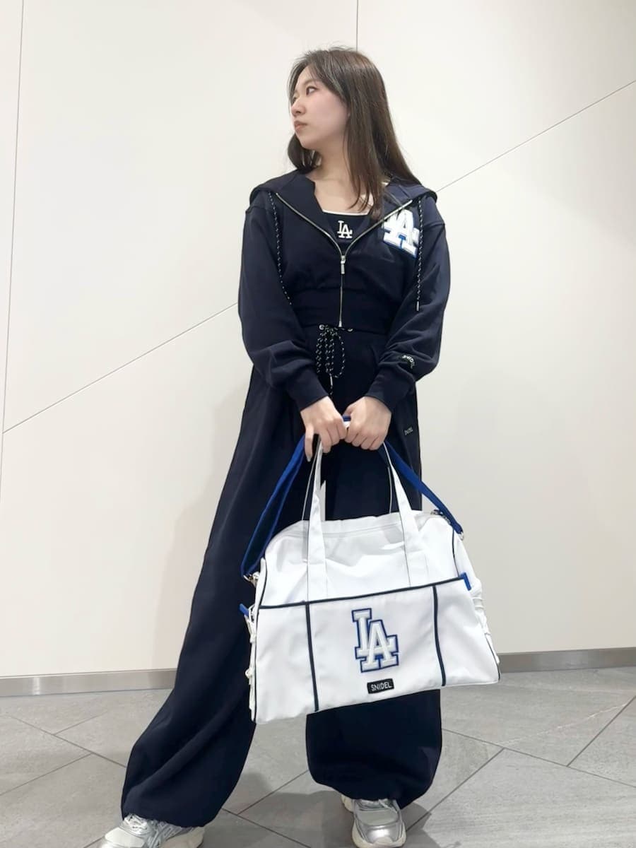 ブルー系のその他パンツ、ブルー系のパーカー、ブルー系のキャミソールを着用したレディースの春コーディネートの2枚目の写真