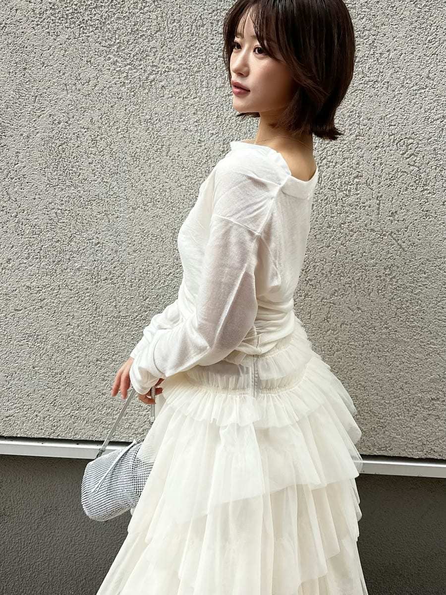 ブラック系のブーツ、ホワイト系のニット/セーター、その他のピアス（両耳用）を着用したレディースの冬コーディネートの5枚目の写真