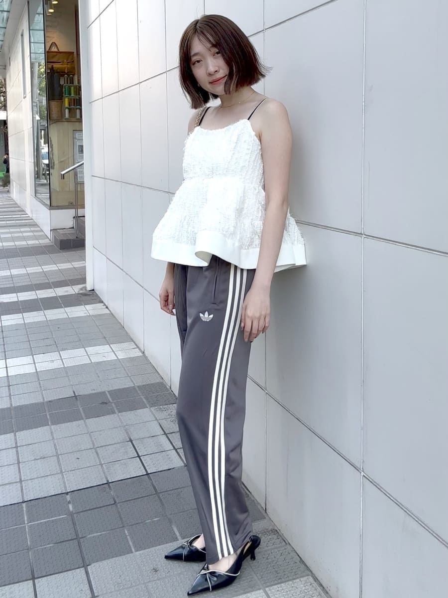 ホワイト系のその他トップス、グレー系のその他パンツ、ブラック系のパンプスを着用したレディースの冬コーディネートの2枚目の写真