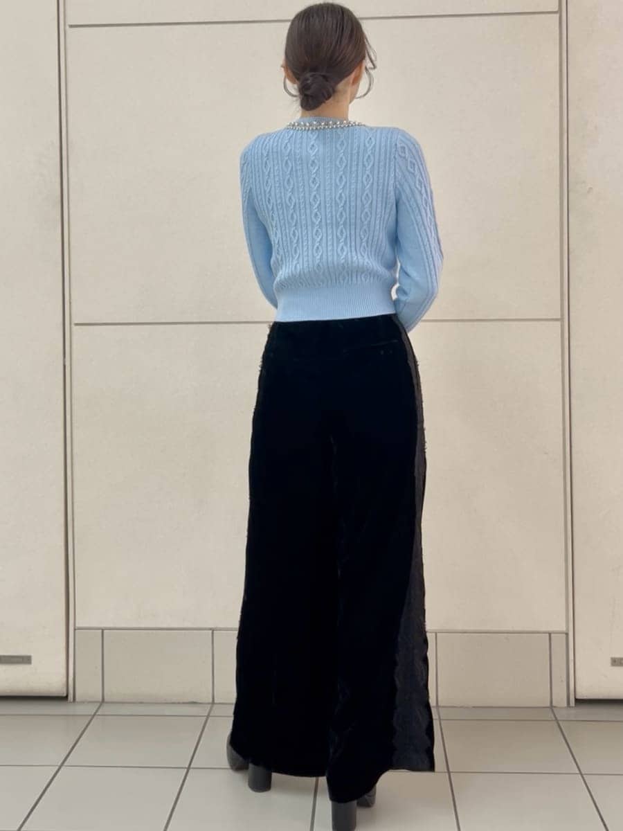 ブラック系のその他パンツ、ブルー系のニット/セーター、その他のショルダーバッグを着用したレディースの秋コーディネートの4枚目の写真