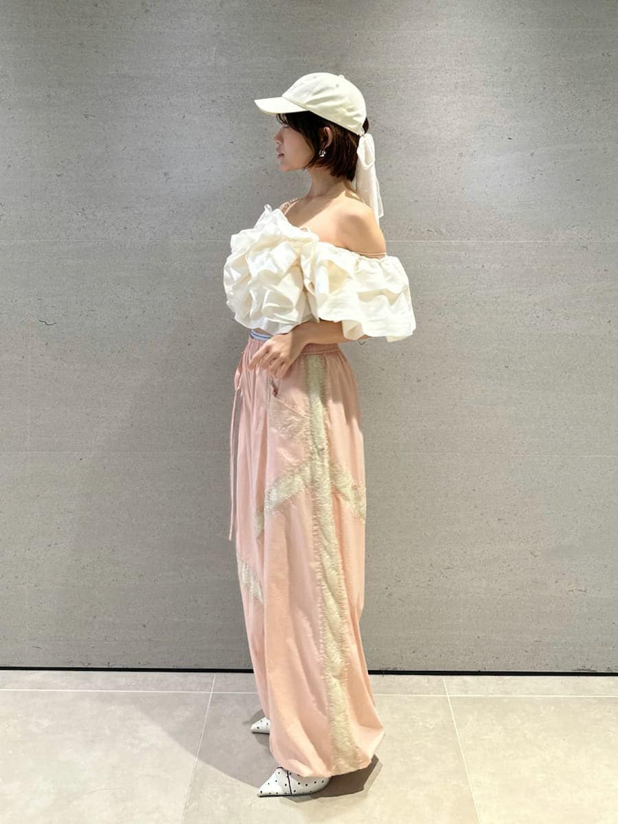 ホワイト系のシャツ/ブラウス、ピンク系のその他パンツ、その他のパンプスを着用したレディースの春コーディネートの5枚目の写真