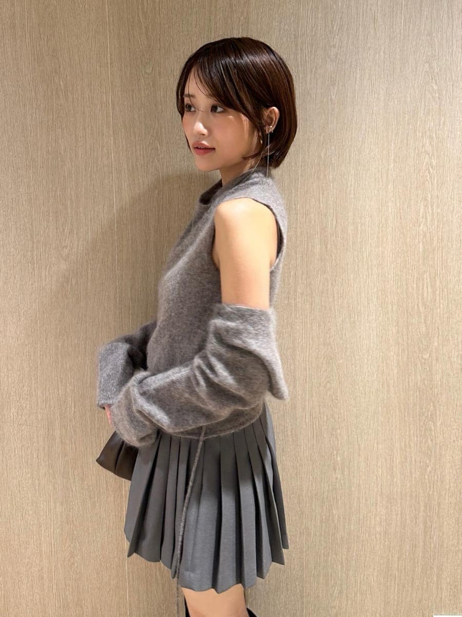 グレー系のその他パンツ、ブラウン系のTシャツ/カットソー、ブラウン系のカーディガン/ボレロを着用したレディースの秋コーディネートの6枚目の写真
