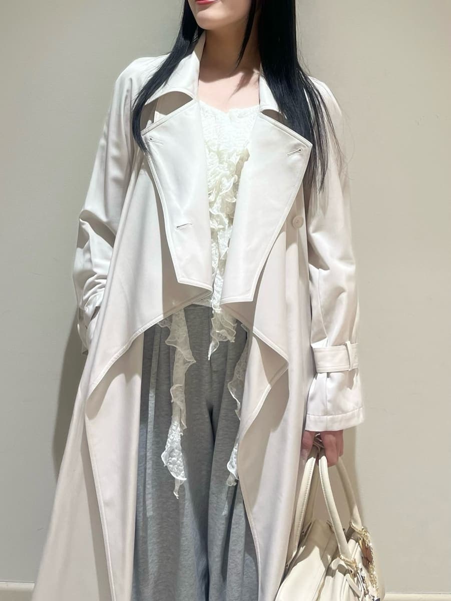 ブラック系のブーツ、ホワイト系のトレンチコート、グレー系のその他パンツを着用したレディースの冬コーディネートの3枚目の写真