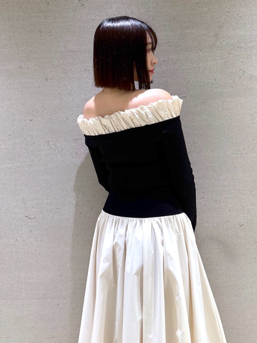 ホワイト系のスカート、ブラック系のニット/セーターを着用したレディースの冬コーディネートの8枚目の写真