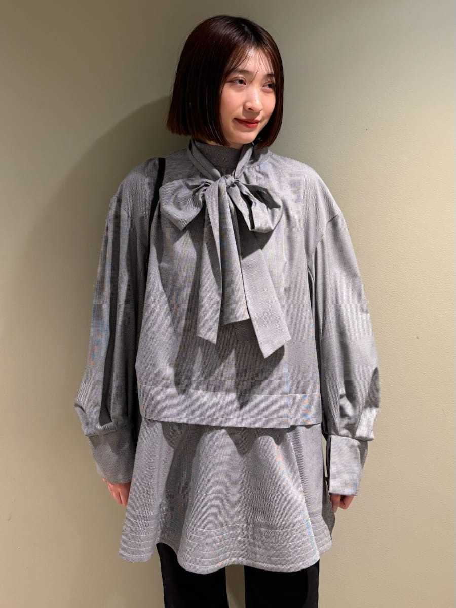 ブラック系のパンプス、その他のシャツ/ブラウス、ブラック系のショルダーバッグを着用したレディースの冬コーディネートの4枚目の写真