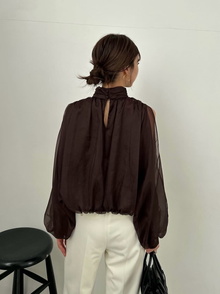 ブラック系のブーツ、ホワイト系のスラックス、ブラウン系のシャツ/ブラウスを着用したレディースの秋コーディネートの5枚目の写真