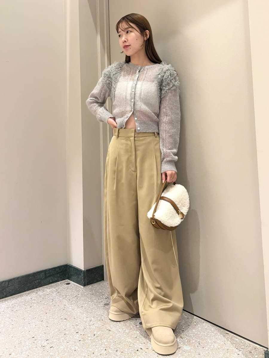 グレー系のカーディガン/ボレロ、ベージュ系のその他パンツ、イエロー系のハンドバッグを着用したレディースの秋コーディネートの2枚目の写真