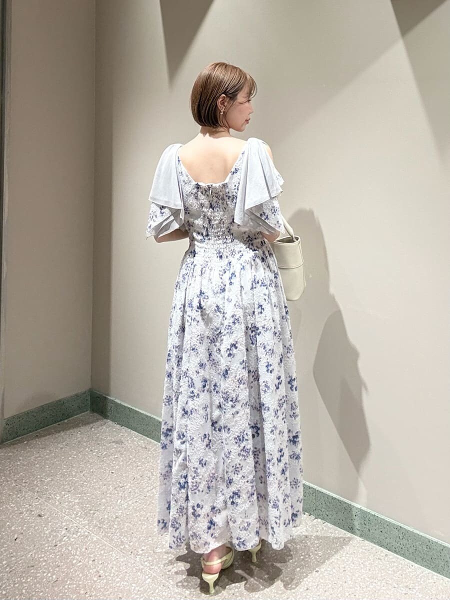 その他のワンピース、イエロー系のパンプス、ホワイト系のハンドバッグを着用したレディースの春コーディネートの8枚目の写真