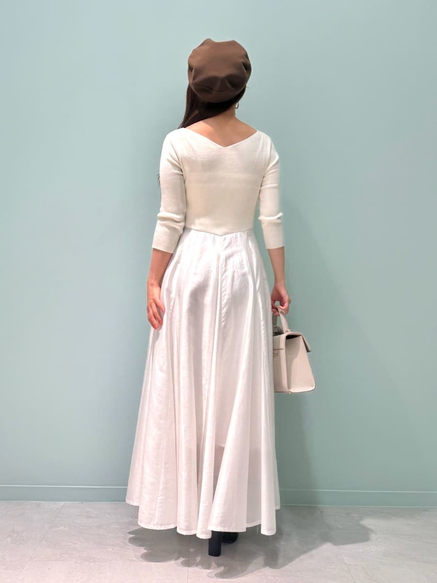 レッド系のブーツ、ベージュ系のトレンチコート、ベージュ系のハンドバッグを着用したレディースの冬コーディネートの10枚目の写真