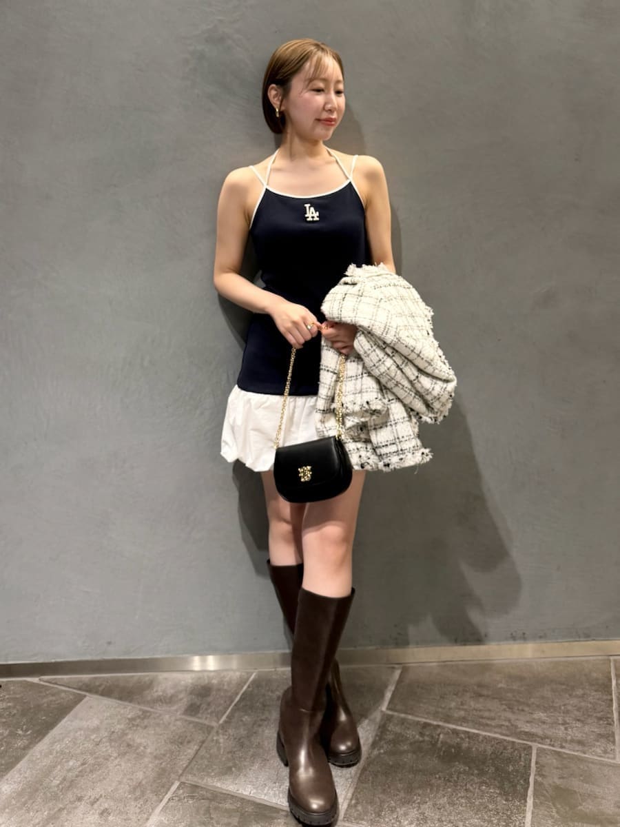 ホワイト系のノーカラージャケット、ブルー系のワンピース、ブラック系のショルダーバッグを着用したレディースの春コーディネートの6枚目の写真