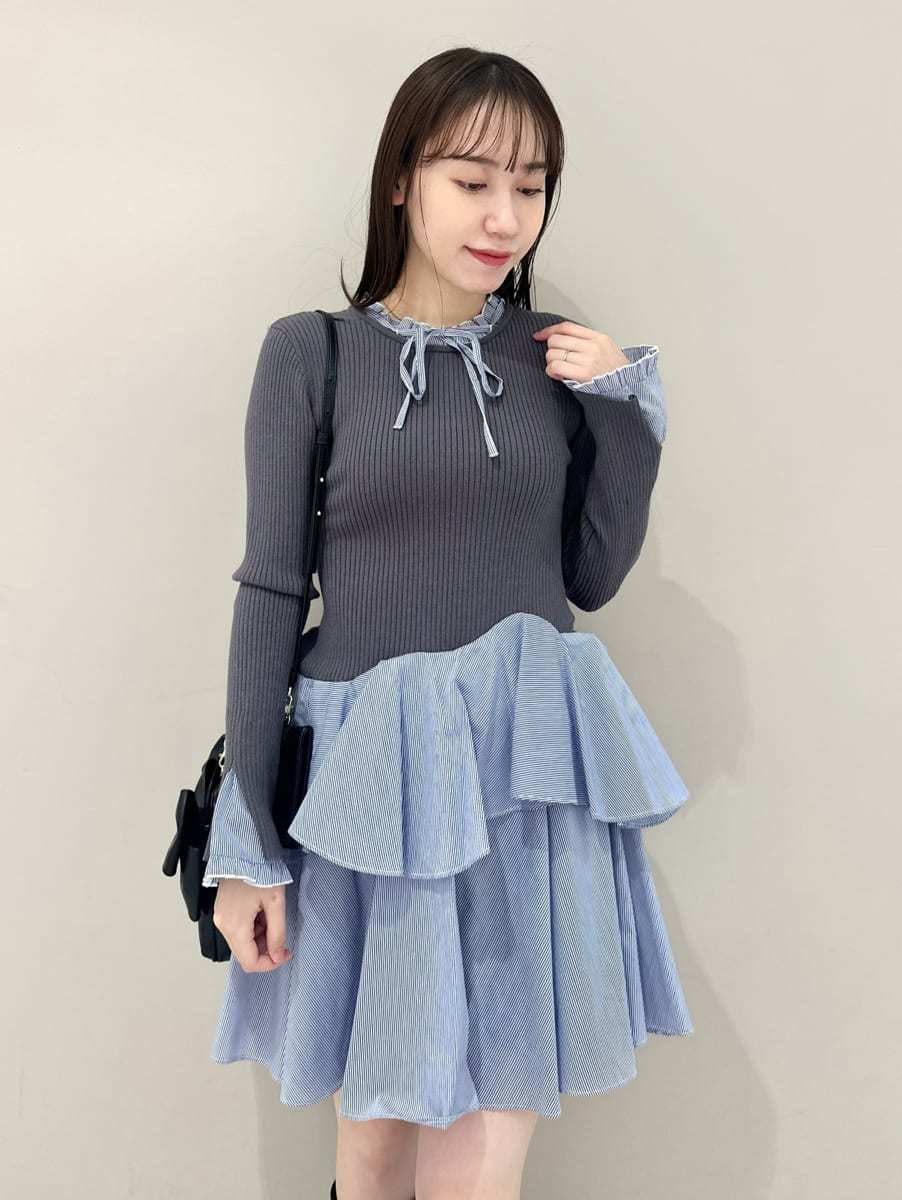 ブラック系のブーツ、その他のワンピース、ブラック系のショルダーバッグを着用したレディースの冬コーディネートの2枚目の写真