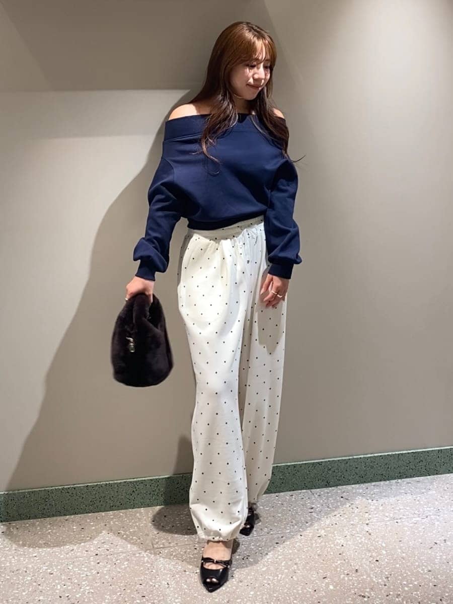 その他のその他パンツ、ブルー系のワンピース、ブラック系のサンダルを着用したレディースの秋コーディネートの3枚目の写真