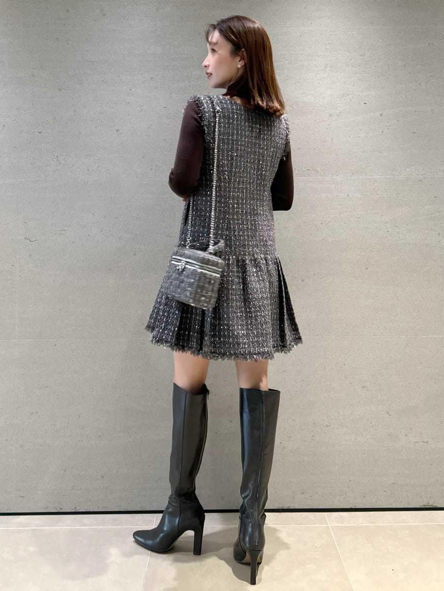 グレー系のワンピース、ブラウン系のニット/セーター、グレー系のハンドバッグを着用したレディースの秋コーディネートの6枚目の写真