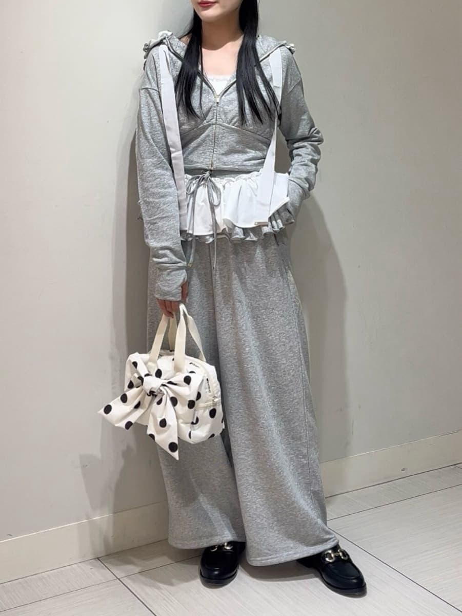ホワイト系のショルダーバッグ、グレー系のその他パンツ、グレー系のパーカーを着用したレディースの夏コーディネートの5枚目の写真
