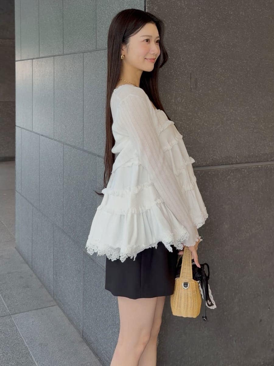 ブラック系のかごバッグ、ブラック系のその他パンツ、ホワイト系のニット/セーターを着用したレディースの夏コーディネートの6枚目の写真