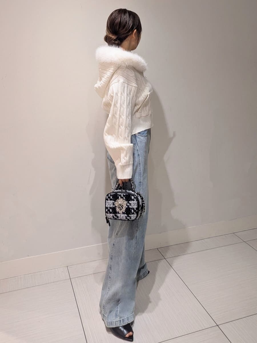 ブルー系のデニムパンツ、ホワイト系のパーカー、ブラック系のサンダルを着用したレディースの秋コーディネートの2枚目の写真