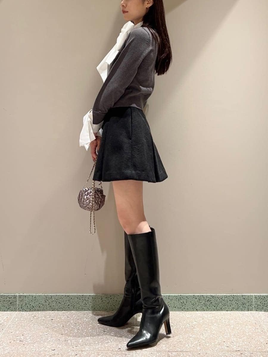 ブラック系のブルゾン、グレー系のニット/セーター、ブラック系のスカートを着用したレディースの秋コーディネートの8枚目の写真