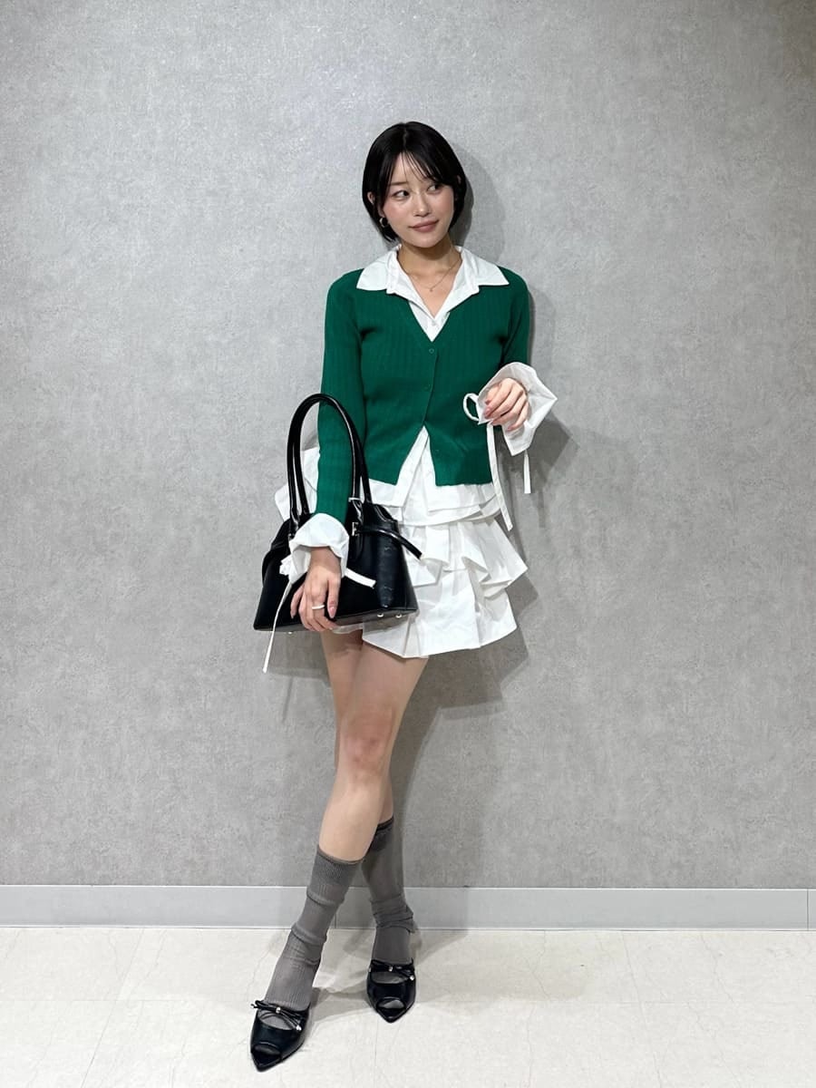 ホワイト系のその他パンツ、グリーン系のニット/セーター、ブラウン系のサンダルを着用したレディースの夏コーディネートの3枚目の写真