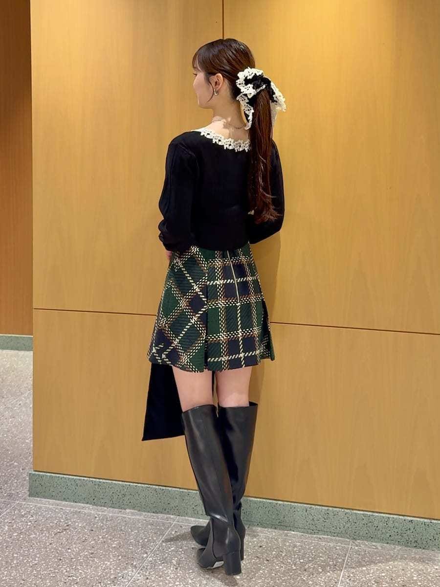 グリーン系のスカート、ブラック系のカーディガン/ボレロ、ブラック系のトートバッグを着用したレディースの夏コーディネートの4枚目の写真
