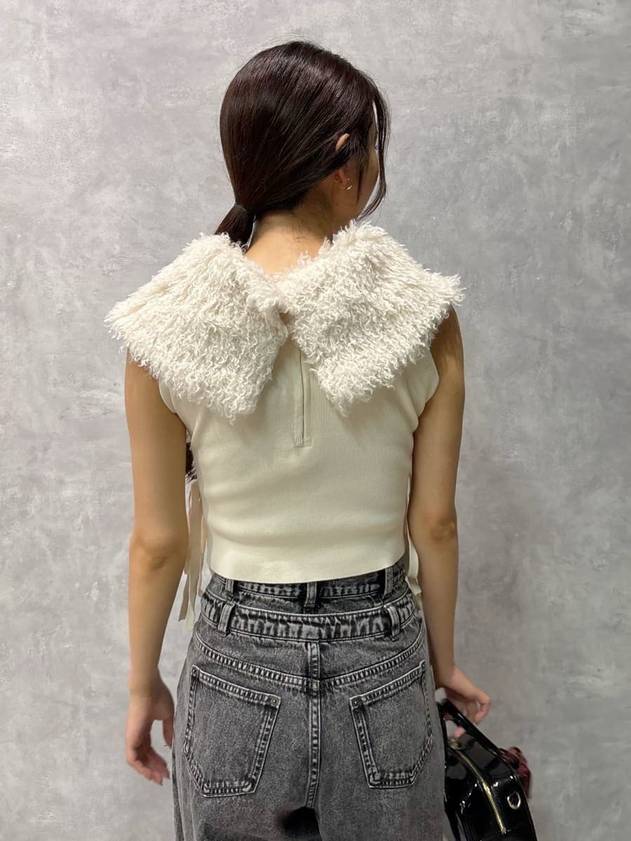 ホワイト系のニット/セーター、グレー系のデニムパンツ、ブラック系のブーツを着用したレディースの秋コーディネートの6枚目の写真