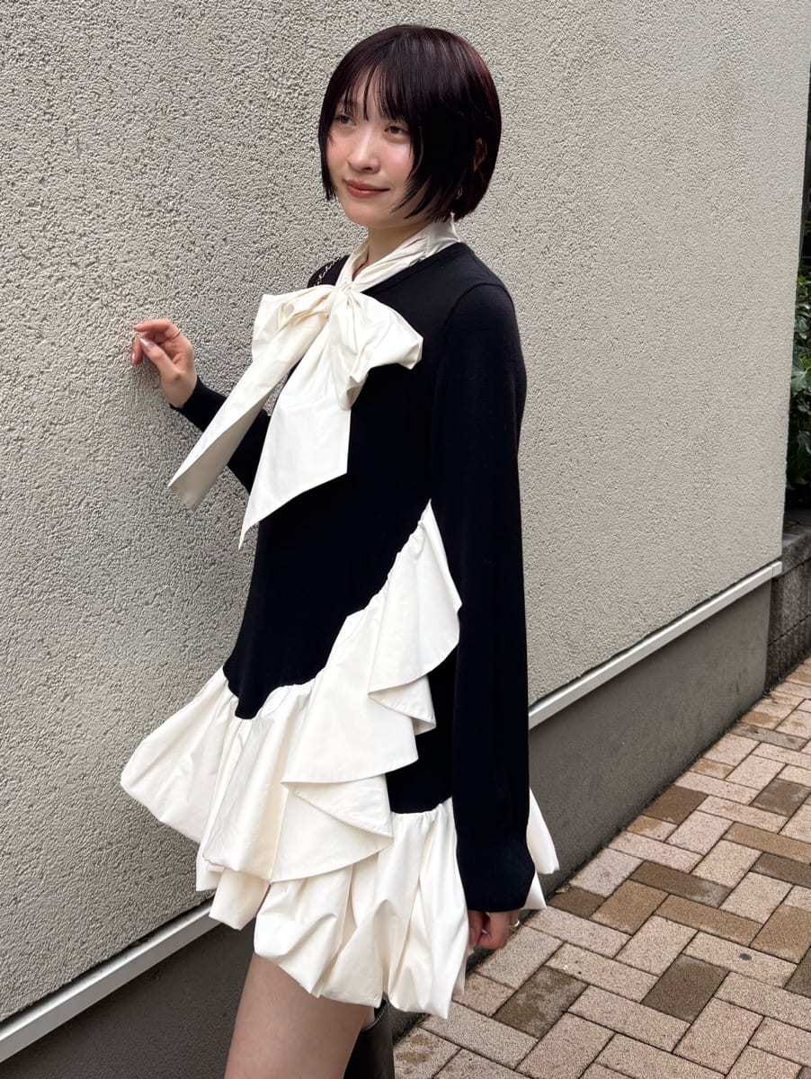 ブラック系のワンピース、ブラック系のブーツ、その他のショルダーバッグを着用したレディースの秋コーディネートの4枚目の写真