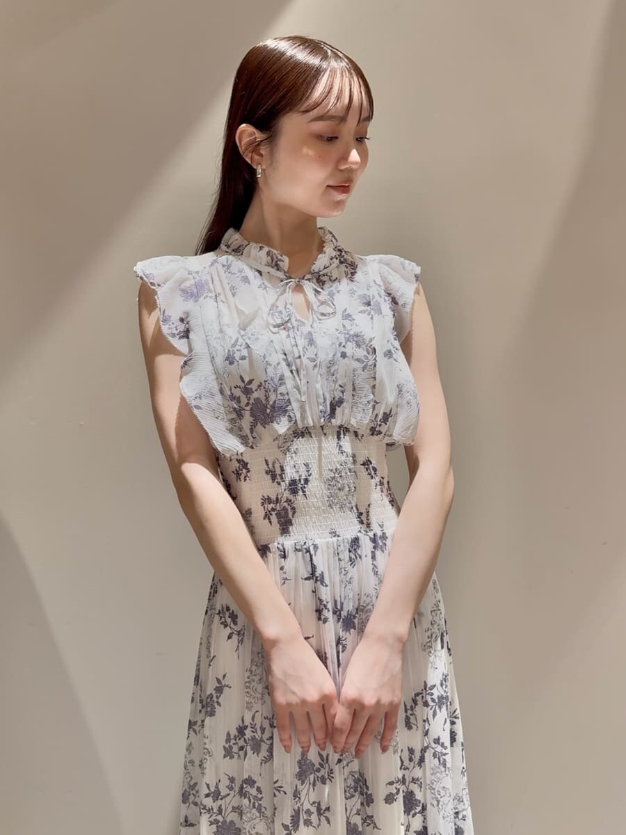 ホワイト系のワンピース、ブルー系のカーディガン/ボレロ、ブラック系のブーツを着用したレディースの秋コーディネートの5枚目の写真