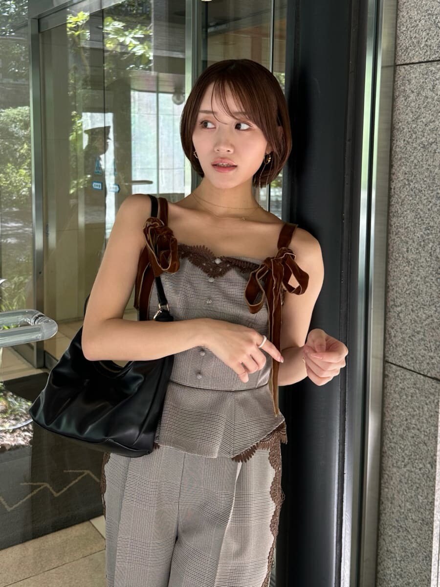 その他のその他パンツ、その他のその他トップス、ブラック系のブーツを着用したレディースの夏コーディネートの2枚目の写真
