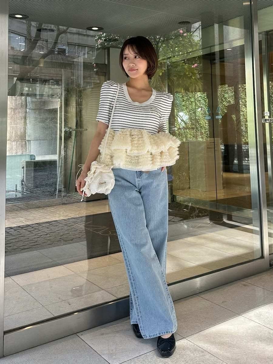 ブルー系のデニムパンツ、その他のニット/セーター、ブラック系のパンプスを着用したレディースの春コーディネートの9枚目の写真