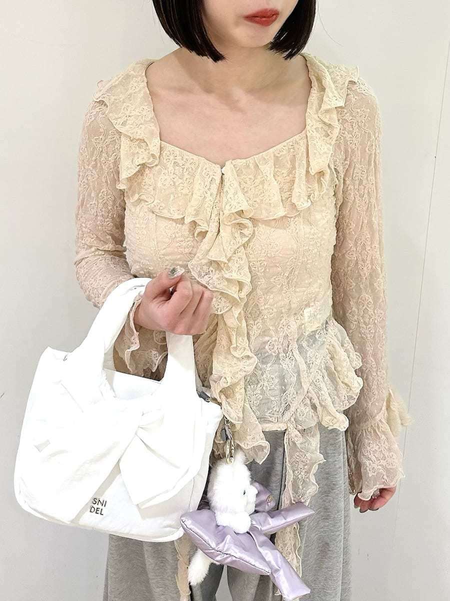 グレー系のその他パンツ、ピンク系のTシャツ/カットソー、ホワイト系のキーケース/キーアクセサリーを着用したレディースの冬コーディネートの3枚目の写真