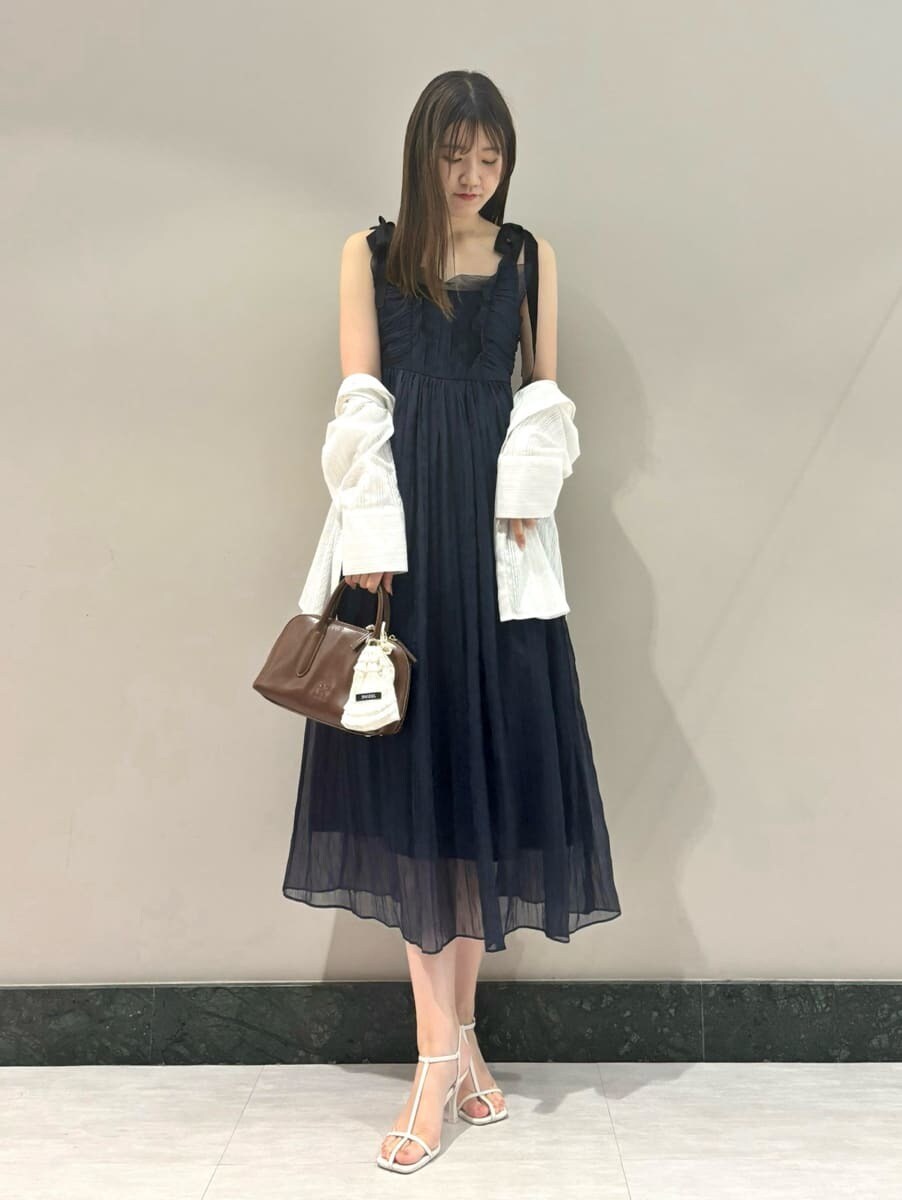 ホワイト系のシャツ/ブラウス、ブルー系のワンピース、ブラウン系のボストンバッグを着用したレディースの夏コーディネートの4枚目の写真