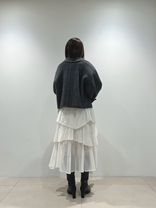 その他のその他アウター、グレー系のニット/セーター、ホワイト系のスカートを着用したレディースの秋コーディネートの3枚目の写真