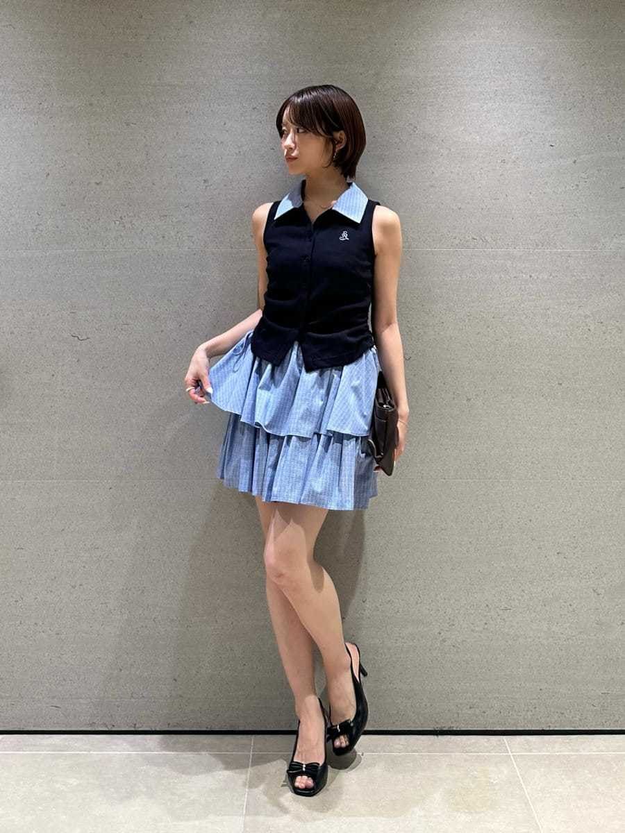 ブルー系のワンピースを着用したレディースの夏コーディネートの3枚目の写真
