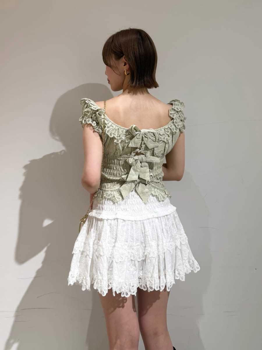 ホワイト系のその他パンツ、グリーン系のシャツ/ブラウスを着用したレディースの春コーディネートの5枚目の写真