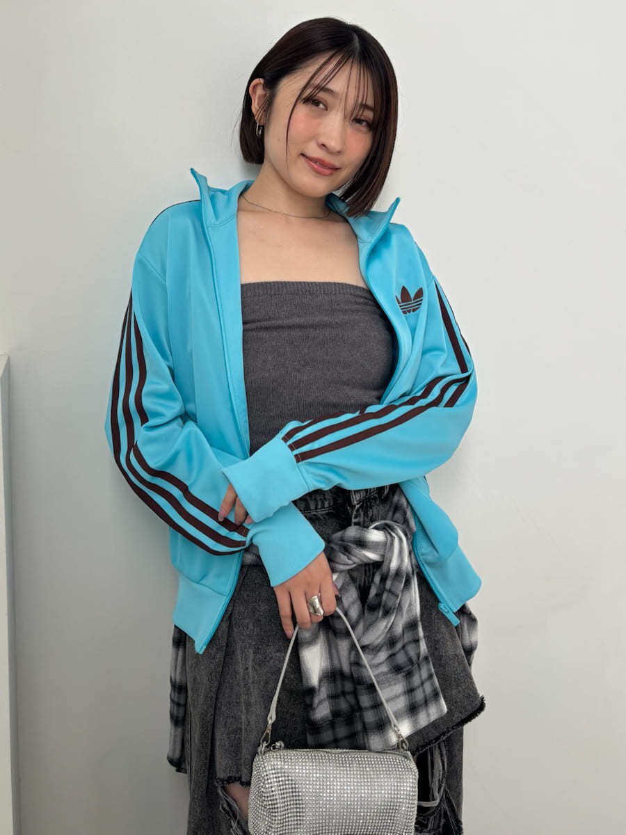 グレー系のデニムパンツ、ブラック系のシャツ/ブラウス、ブラック系のブーツを着用したレディースの秋コーディネートの5枚目の写真