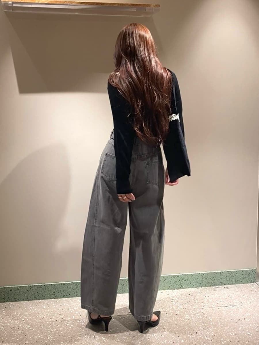 グレー系のデニムパンツ、ブラック系のカーディガン/ボレロ、ブラック系のトートバッグを着用したレディースの夏コーディネートの3枚目の写真