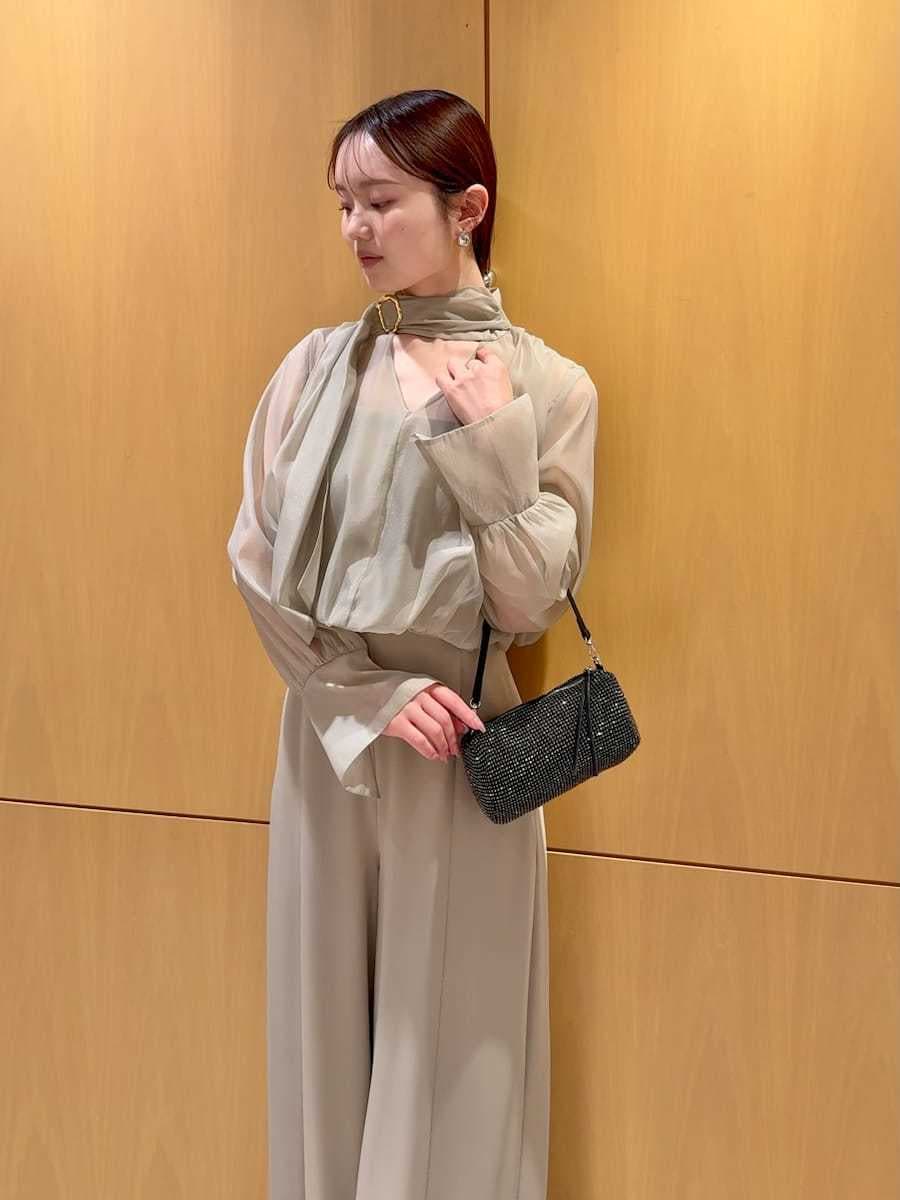 グリーン系のつなぎ/オールインワンを着用したレディースの冬コーディネートの8枚目の写真