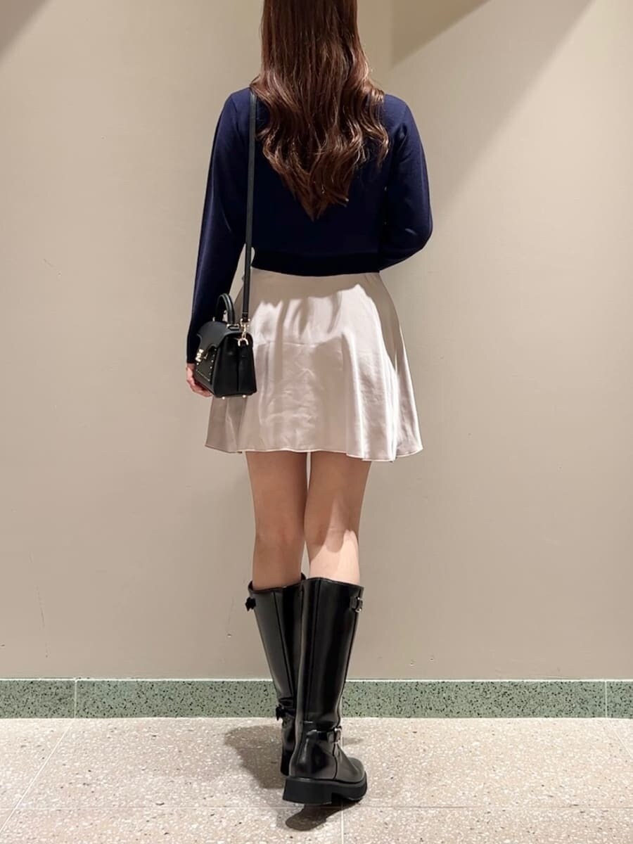 ブルー系のカーディガン/ボレロ、ピンク系のその他パンツ、ブラック系のショルダーバッグを着用したレディースの夏コーディネートの3枚目の写真