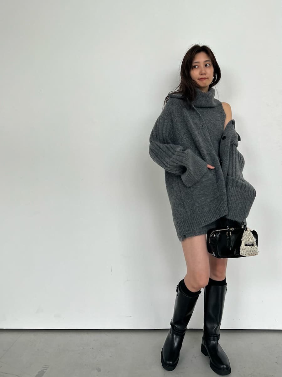 グレー系のカーディガン/ボレロ、グレー系のワンピース、ブラック系のボストンバッグを着用したレディースの夏コーディネートの3枚目の写真