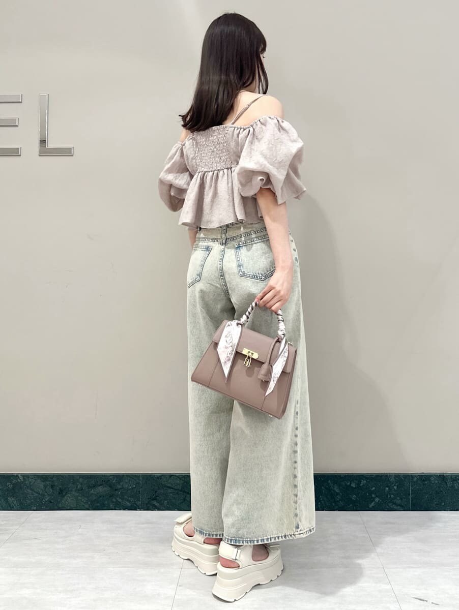 ピンク系のシャツ/ブラウス、ブルー系のデニムパンツ、ピンク系のハンドバッグを着用したレディースの夏コーディネートの5枚目の写真