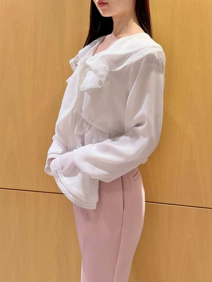 ピンク系のその他パンツ、ピンク系のショルダーバッグ、ホワイト系のシャツ/ブラウスを着用したレディースの冬コーディネートの5枚目の写真